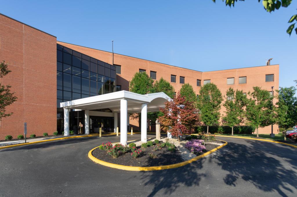 A landscape photo of the front of Grady Memorial Hospital.