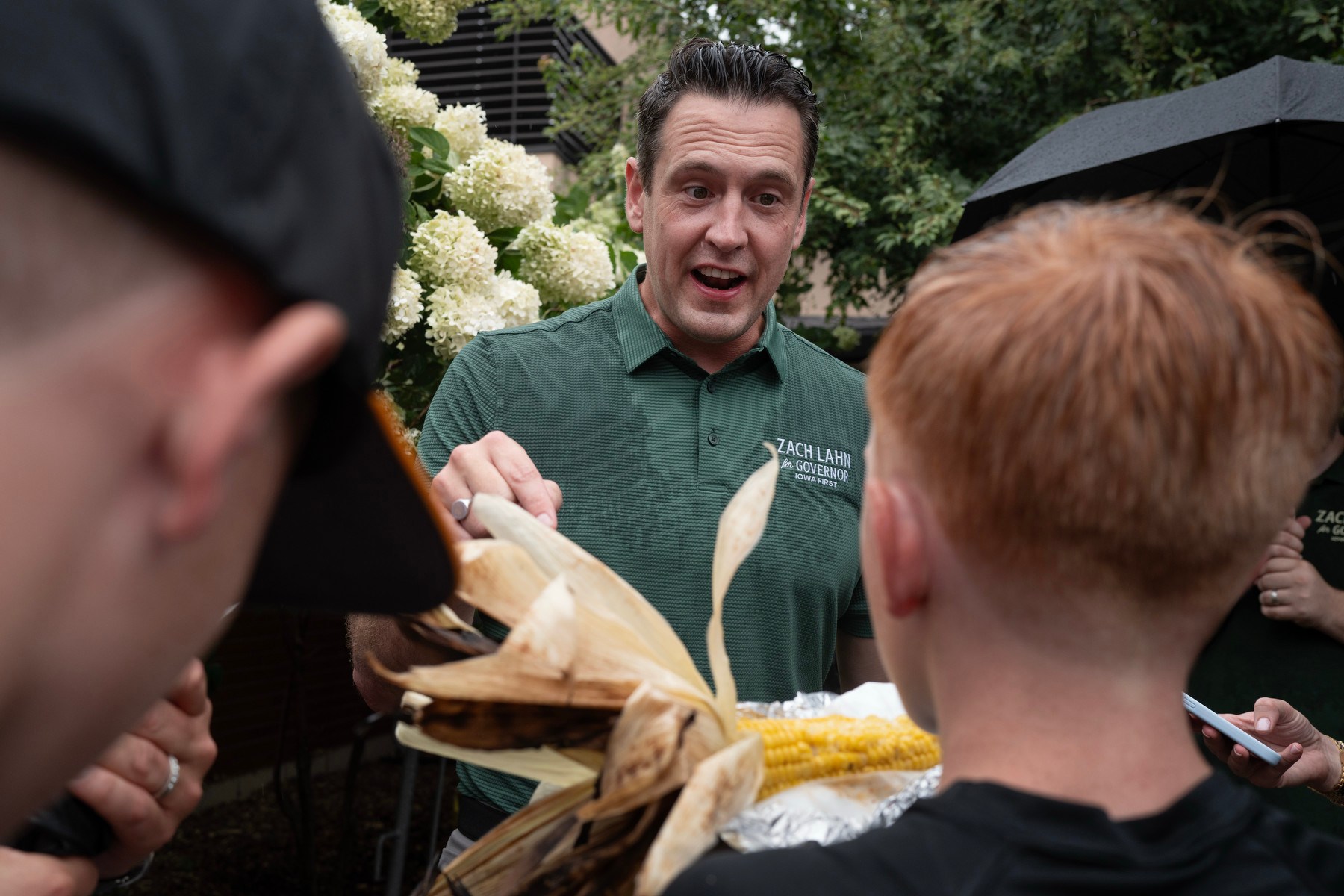 Lahn receives an ear of corn from children.